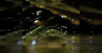 Imagens noturnas do trevo iluminado em Itanhangá, mostrando a segurança e clareza proporcionadas pelas novas luminárias LED. Crédito: prefeituraitanhanga / Instagram.
