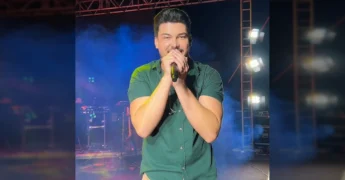 Cantor Gabriel Marcolan se apresentando em palco iluminado para a celebração de 43 anos de União do Sul. Créditos: Prefeitura Municipal de União do Sul-MT / Instagram.