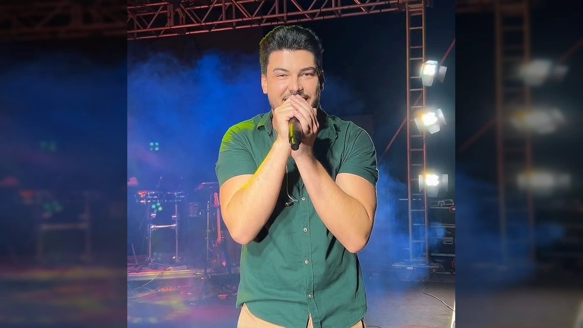 Cantor Gabriel Marcolan se apresentando em palco iluminado para a celebração de 43 anos de União do Sul. Créditos: Prefeitura Municipal de União do Sul-MT / Instagram.