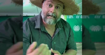 Homem com chapéu de palha gesticulando em um evento agrícola, representando a união e inovação. Crédito: sindicatoruraldevera / Instagram