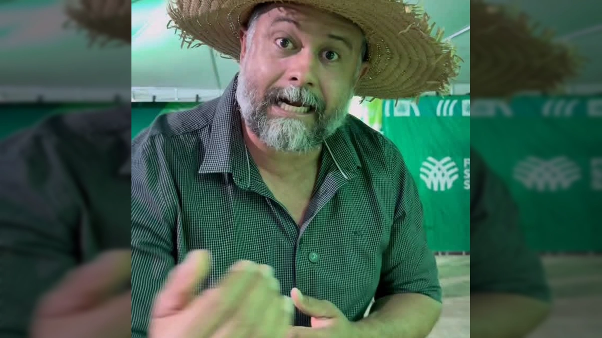 Homem com chapéu de palha gesticulando em um evento agrícola, representando a união e inovação. Crédito: sindicatoruraldevera / Instagram