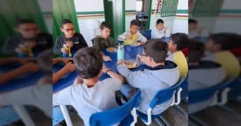 Crianças na escola EMEB Ary Leite, Várzea Grande, com pulseiras de identificação para alergias alimentares. Crédito: @prefvarzeagrande / Instagram.