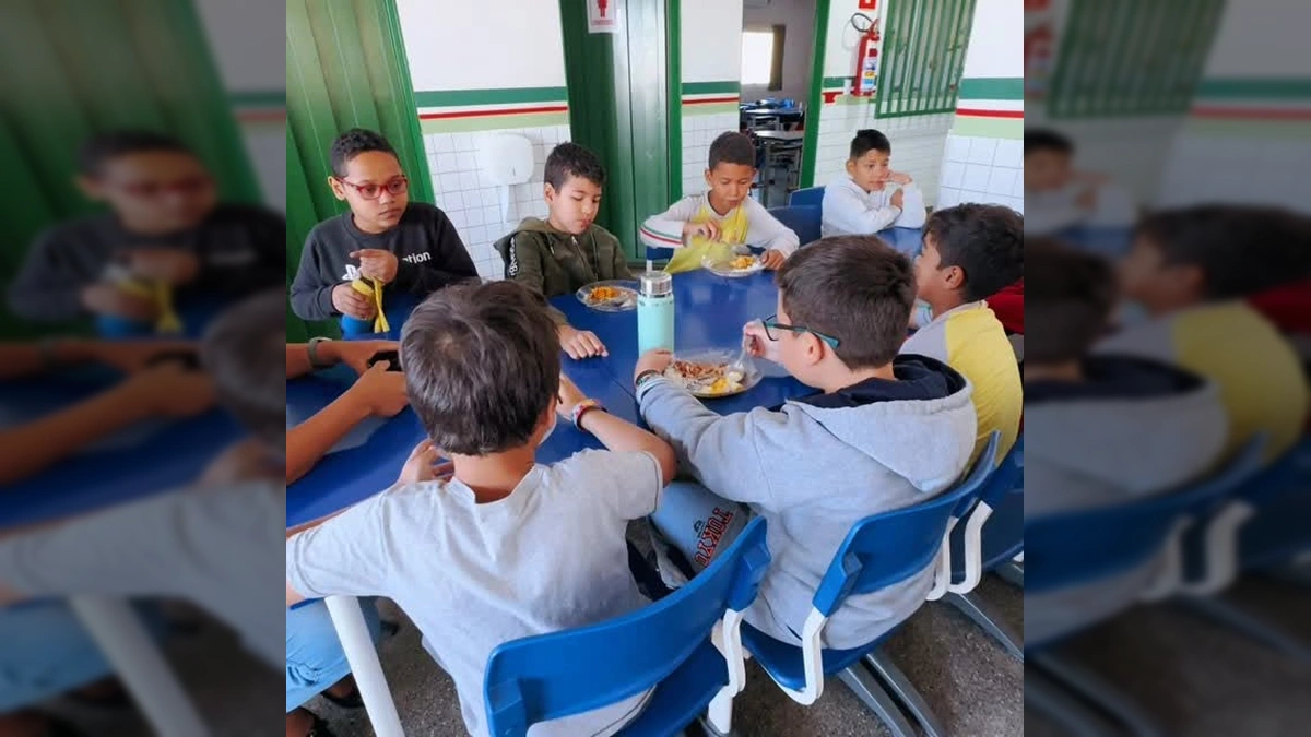 Crianças na escola EMEB Ary Leite, Várzea Grande, com pulseiras de identificação para alergias alimentares. Crédito: @prefvarzeagrande / Instagram.