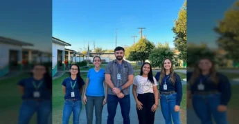 Duas veterinárias do INDEA apresentando o projeto 'Do Campo ao Prato' para estudantes em União do Sul. Créditos: Prefeitura Municipal de União do Sul / Instagram