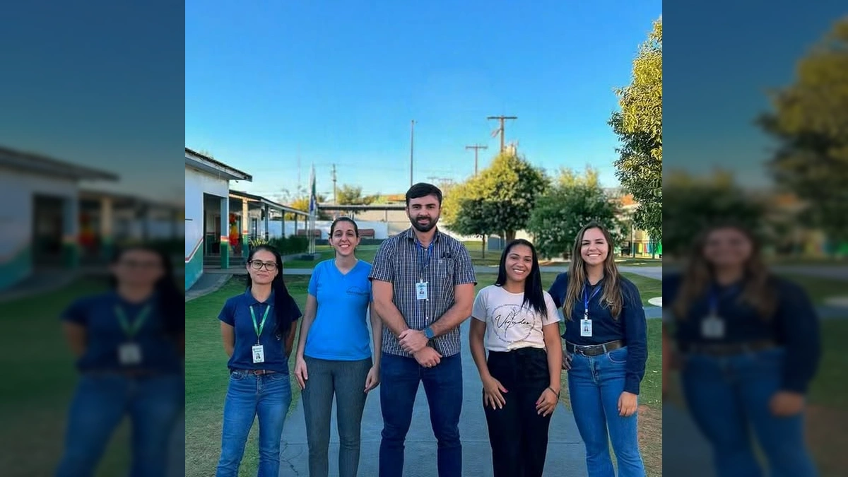 Duas veterinárias do INDEA apresentando o projeto 'Do Campo ao Prato' para estudantes em União do Sul. Créditos: Prefeitura Municipal de União do Sul / Instagram