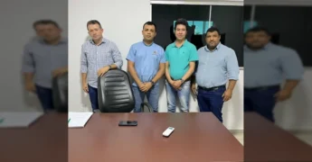 Vice-Prefeito Romário Pessoa e o novo médico Dr. Ricardo na UBS Nova Floresta em Porto Alegre do Norte. Créditos: Prefeitura de Porto Alegre do Norte / Instagram
