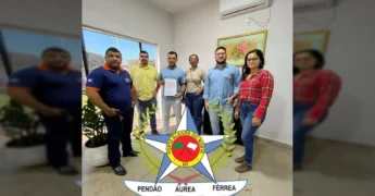 Vice-Prefeito Romário Pessoa e representantes da Mexum Engenharia assinando documentos para obras de escolas. Créditos: Prefeitura de Porto Alegre do Norte / Instagram.