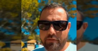 Homem com óculos escuros em área externa com pessoas ao fundo e céu azul, dando créditos ao autor / Instagram