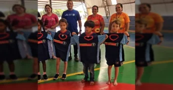 Alunos recebendo uniformes e kits didáticos em Santa Rita do Trivelato. Créditos: prefeiturasantaritadotrivelato no Instagram.