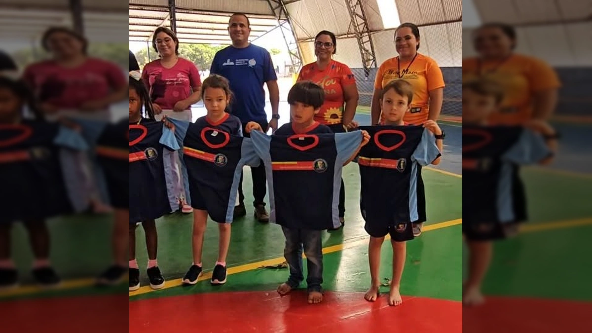Alunos recebendo uniformes e kits didáticos em Santa Rita do Trivelato. Créditos: prefeiturasantaritadotrivelato no Instagram.