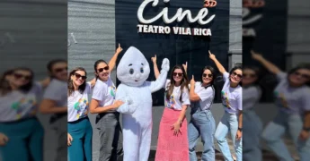 Zé Gotinha e equipe da Secretaria de Saúde de Primavera do Leste no cinema. Créditos: Instagram @secsaudepva