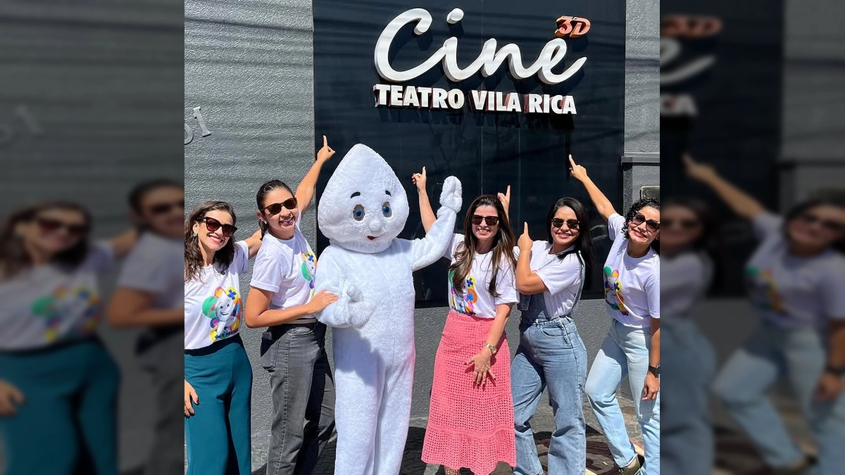 Zé Gotinha e equipe da Secretaria de Saúde de Primavera do Leste no cinema. Créditos: Instagram @secsaudepva
