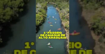 Grupo de pessoas remando caiaques coloridos no Rio Araguaia durante o 1º Passeio de Caiaque em Alto Araguaia - MT / Instagram da Prefeitura de Alto Araguaia