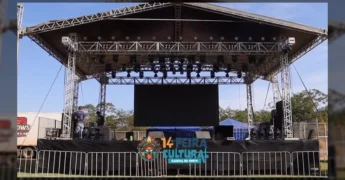 Preparativos finais para a 14ª Feira Cultural em Gaúcha do Norte, com barracas e palco sendo montados. Crédito: Prefeitura de Gaúcha do Norte / Instagram.