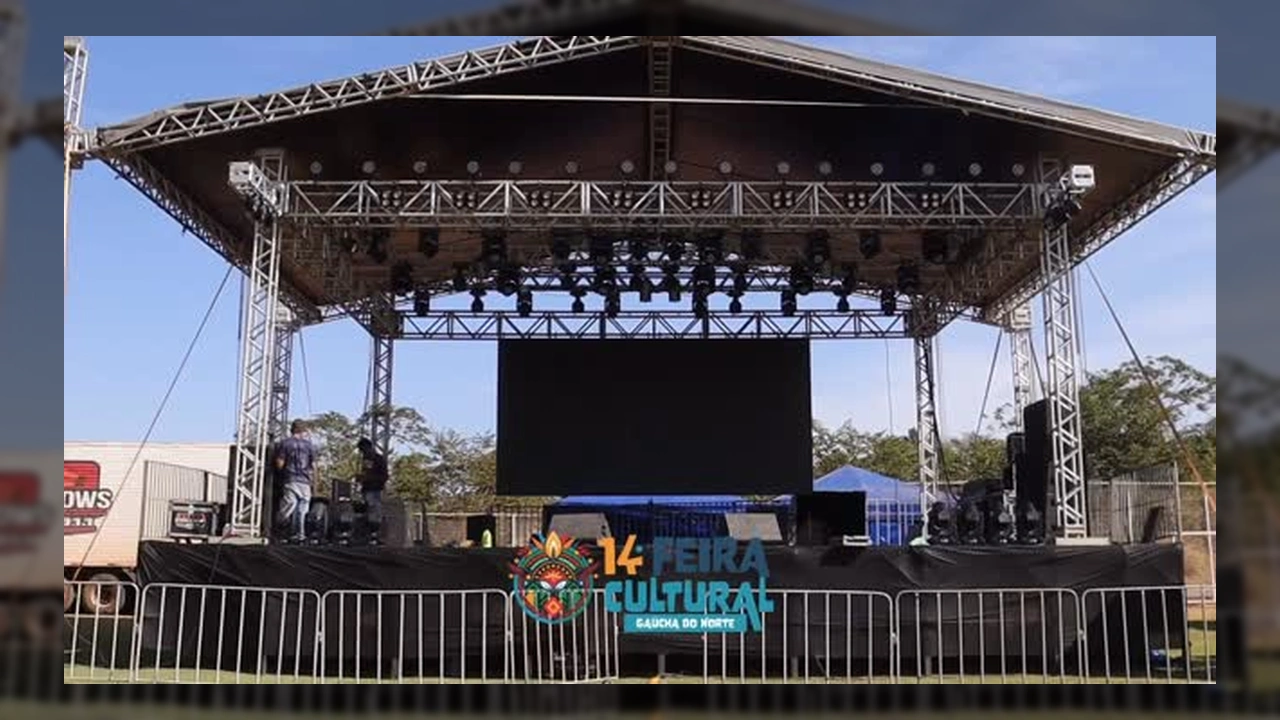 Preparativos finais para a 14ª Feira Cultural em Gaúcha do Norte, com barracas e palco sendo montados. Crédito: Prefeitura de Gaúcha do Norte / Instagram.