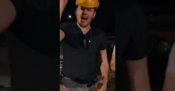 Banda Grupo Tradição se apresentando em show noturno ao ar livre, anunciando a 14ª Feira Cultural de Gaúcha do Norte. Crédito: Prefeitura de Gaúcha do Norte (MT) no Instagram.