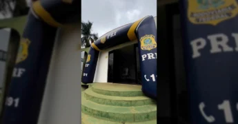 Crianças e policiais participando do 20º FETRAN em Campo Verde, uma iniciativa de educação no trânsito. Créditos: seculturacv via Instagram.