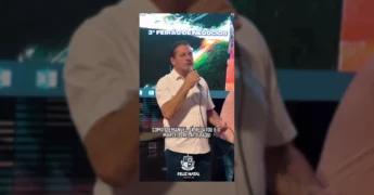 Pessoas e estandes iluminados durante o 3º Feirão de Negócios em Feliz Natal, Mato Grosso. Créditos: Prefeitura de Feliz Natal / Instagram.