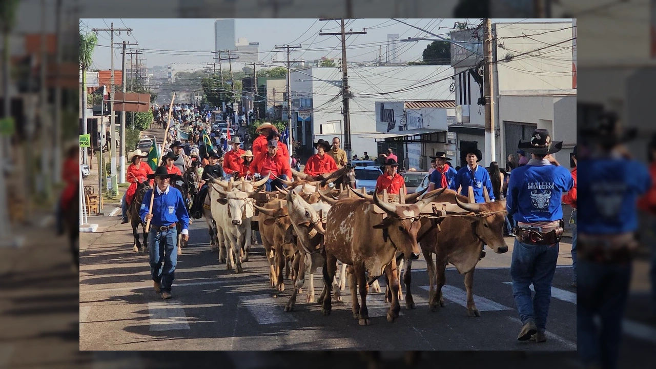 Imagem aérea da 37ª Cavalgada da Exposul em Rondonópolis, com cavaleiros e carros de boi desfilando, créditos a @visiterondonopolis no Instagram.