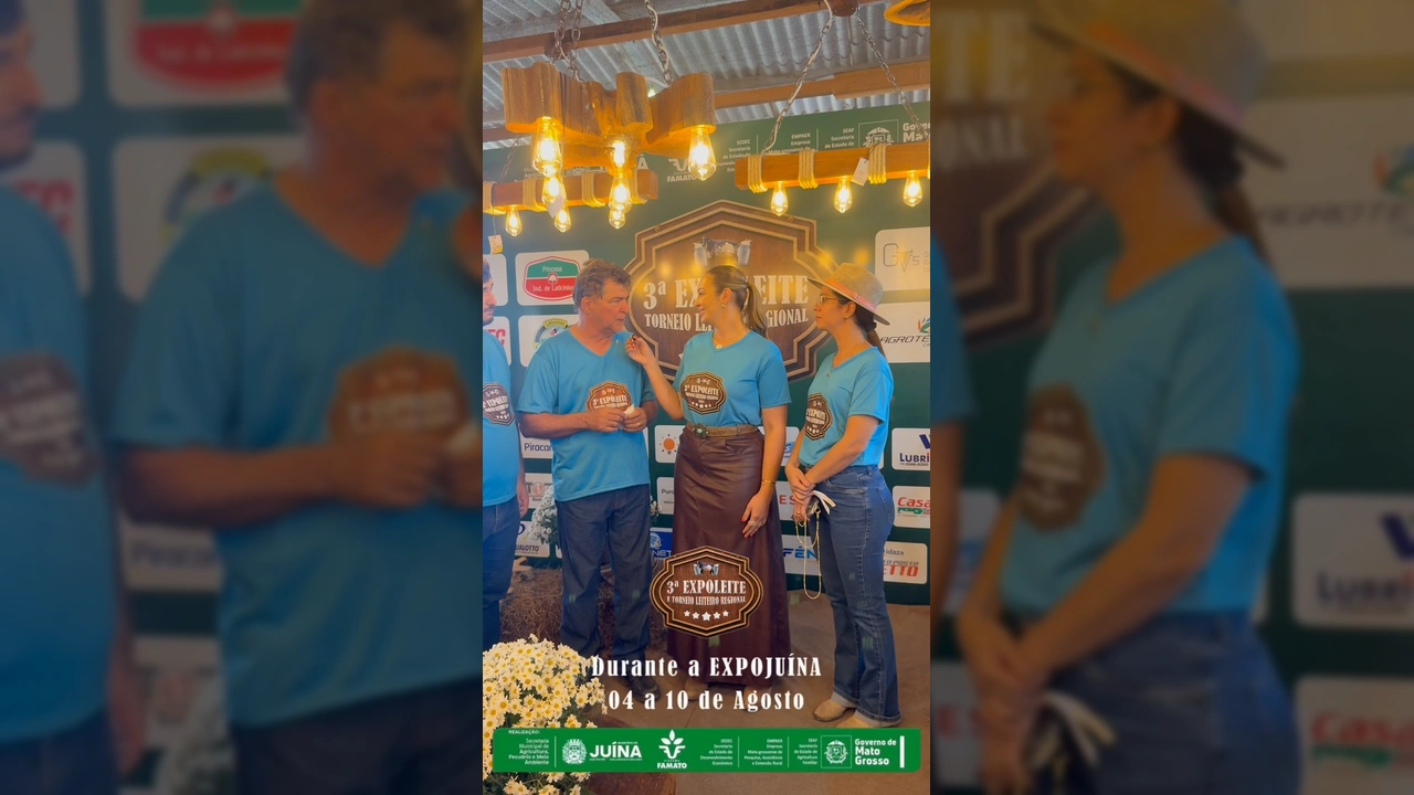Grupo de pessoas com camisetas da 3ª Expoleite em Juína, em frente a um painel de patrocinadores. Créditos: Karine Hubner / Instagram