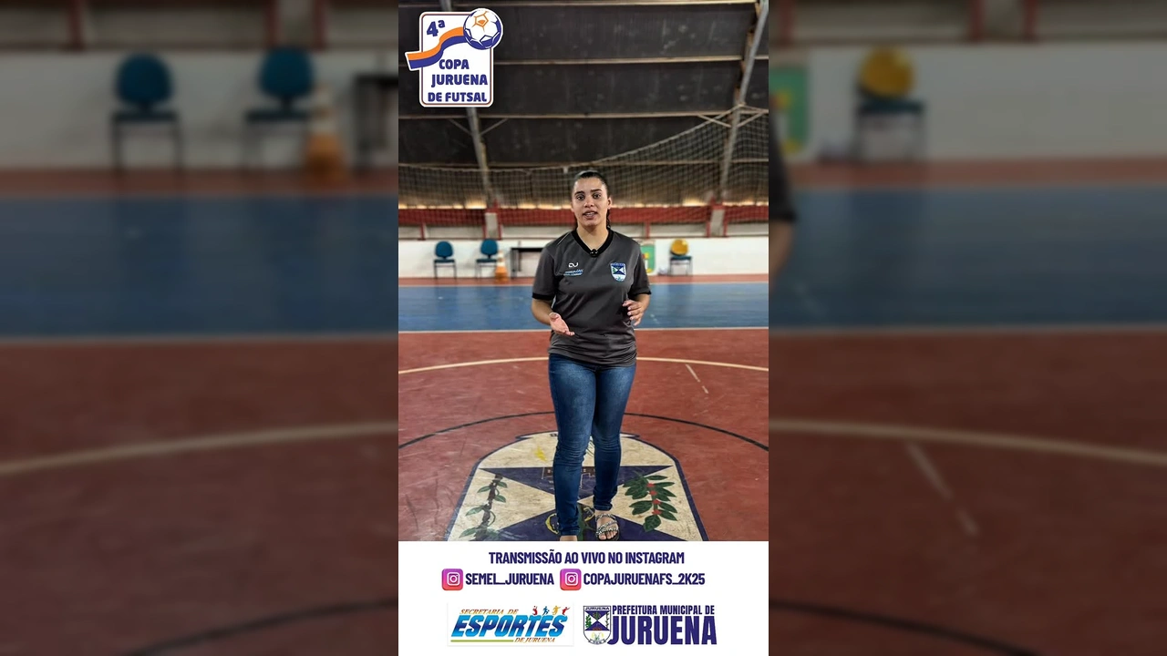 Mulher em ginásio de esportes divulgando a 4ª Copa Juruena de Futsal / Créditos: Prefeitura de Juruena