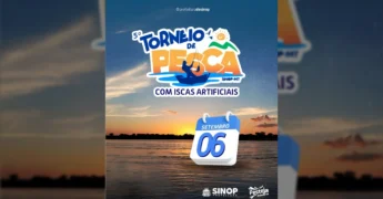 Cena de pôr do sol em um rio, com um pescador em silhueta lançando a linha. Logo do 5º Torneio de Pesca de Sinop com data de 6 de setembro. Crédito: Festeja Sinop / Instagram