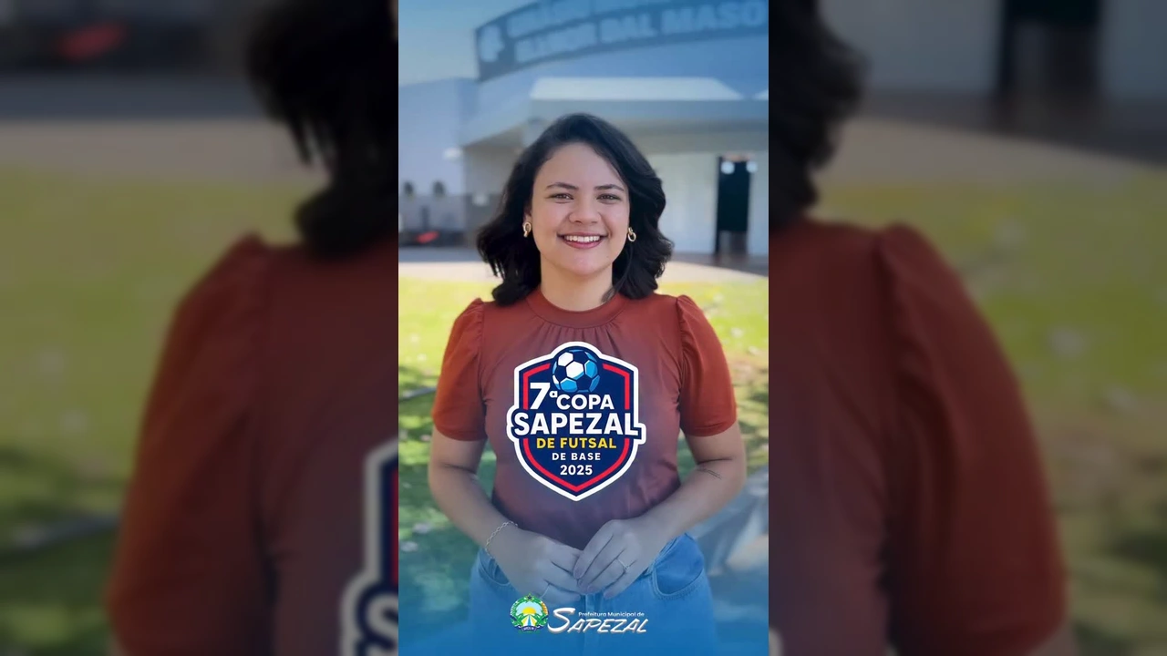 Mulher sorridente em frente a um ginásio, falando sobre a Copa Sapezal de Futsal de Base / Crédito: Prefeitura de Sapezal