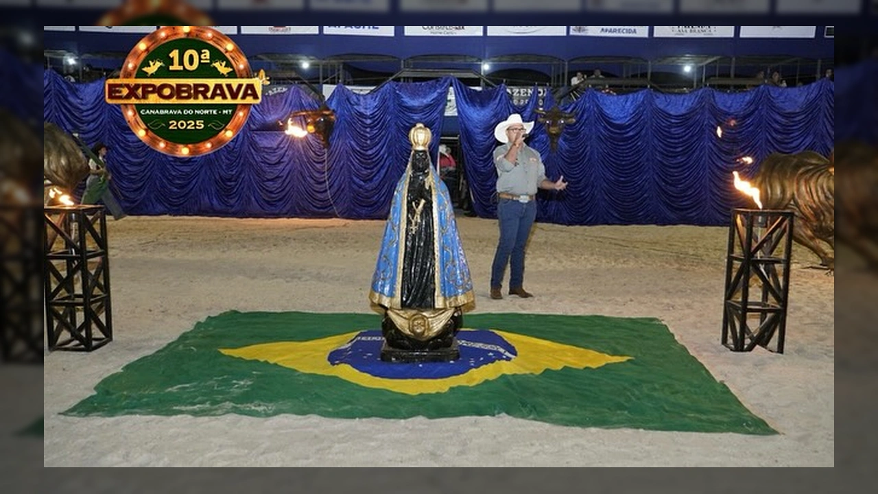 Imagem da arena da 10ª Expobrava em Canabrava do Norte com um orador, a imagem de Nossa Senhora Aparecida, a bandeira do Brasil e tochas acesas. Créditos: expobrava2025.cbn