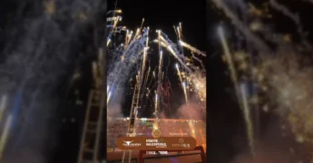 Imagens da abertura emocionante do rodeio na Exposul 2025 em Rondonópolis, com a arena cheia e fogos de artifício. Créditos ao Visite Rondonópolis / Instagram.