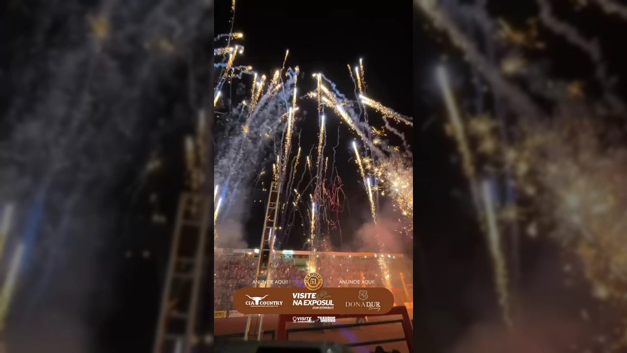 Imagens da abertura emocionante do rodeio na Exposul 2025 em Rondonópolis, com a arena cheia e fogos de artifício. Créditos ao Visite Rondonópolis / Instagram.