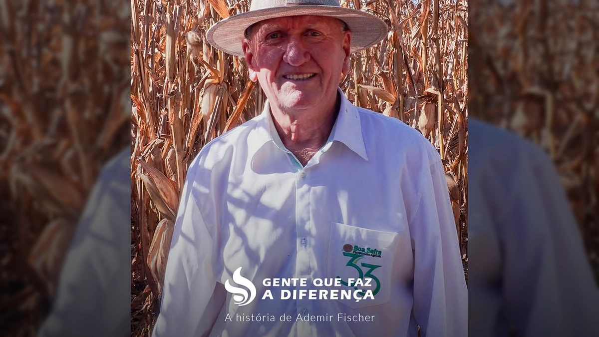 Ademir Fischer, um produtor rural em Lucas do Rio Verde, Mato Grosso, sentado em uma cadeira, com seu chapéu e camisa branca, em meio a árvores, representando a vida no campo e o sucesso no agronegócio. Crédito: Aprosoja Mato Grosso / Instagram