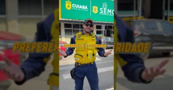 Agente de trânsito Narcizo da SEMOB Cuiabá em colete amarelo, explicando regras de trânsito sobre faixa de pedestres. Imagem: Prefeitura de Cuiabá / Instagram.