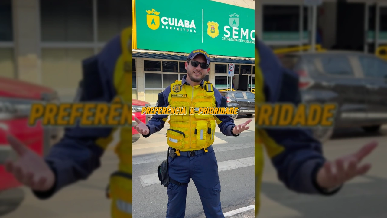 Agente de trânsito Narcizo da SEMOB Cuiabá em colete amarelo, explicando regras de trânsito sobre faixa de pedestres. Imagem: Prefeitura de Cuiabá / Instagram.