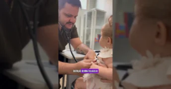 Enfermeiro Jonhatha Oliveira da Prefeitura de Nova Nazaré em ação pelo Agosto Dourado, orientando sobre amamentação / Instagram prefeituranovanazare