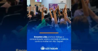 Encontro Lilás em Alto Taquari com pessoas participando e palestrante no palco, crédito Prefeitura de Alto Taquari / Instagram.