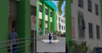 Imagem da campanha Agosto Lilás em Cuiabá com mulheres e o prédio da Secretaria da Mulher. Créditos: Prefeitura de Cuiabá / Instagram.