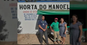 Colaborador da Secretaria de Meio Ambiente de Alto Garças e produtores na Horta do Manoel. Créditos: Prefeitura de Alto Garças / Instagram.