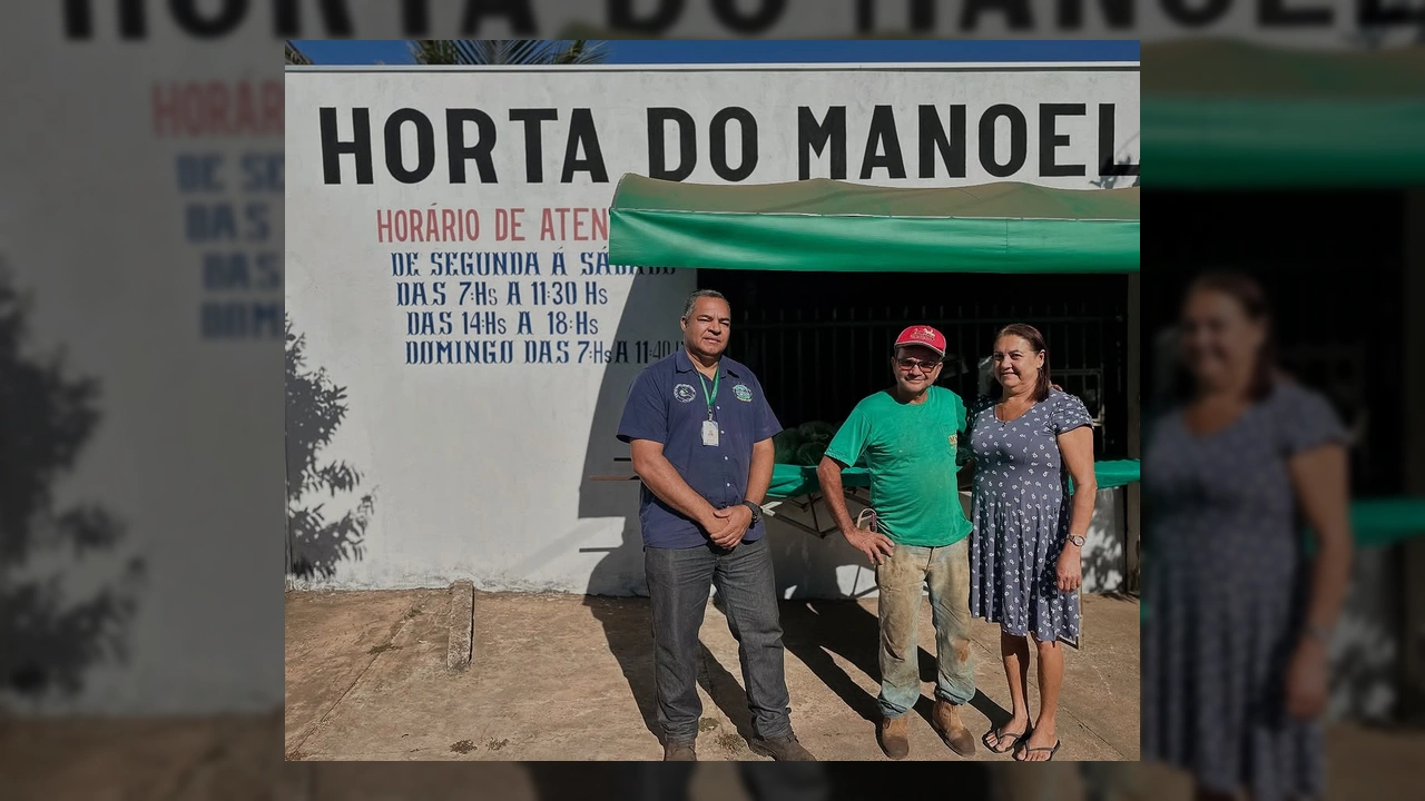 Colaborador da Secretaria de Meio Ambiente de Alto Garças e produtores na Horta do Manoel. Créditos: Prefeitura de Alto Garças / Instagram.