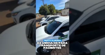 Quatro novos veículos Fiat branco da prefeitura de Alto Araguaia para transporte de pacientes. Créditos: Prefeitura de Alto Araguaia - MT / Instagram.