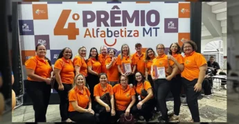 Imagem da equipe da Prefeitura de Alto Araguaia em Várzea Grande recebendo prêmios no 4º Prêmio Alfabetiza MT, focando no sucesso educacional. Créditos: Prefeitura de Alto Araguaia / Instagram.