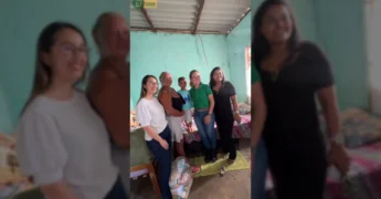 Mulheres da equipe de assistência social da Prefeitura de Várzea Grande MT com a moradora Dona Vágda. Créditos: Prefeitura de Várzea Grande MT / Instagram.