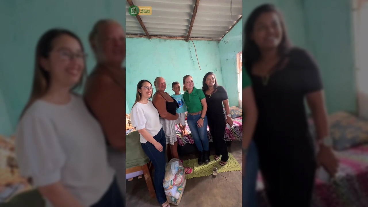 Mulheres da equipe de assistência social da Prefeitura de Várzea Grande MT com a moradora Dona Vágda. Créditos: Prefeitura de Várzea Grande MT / Instagram.