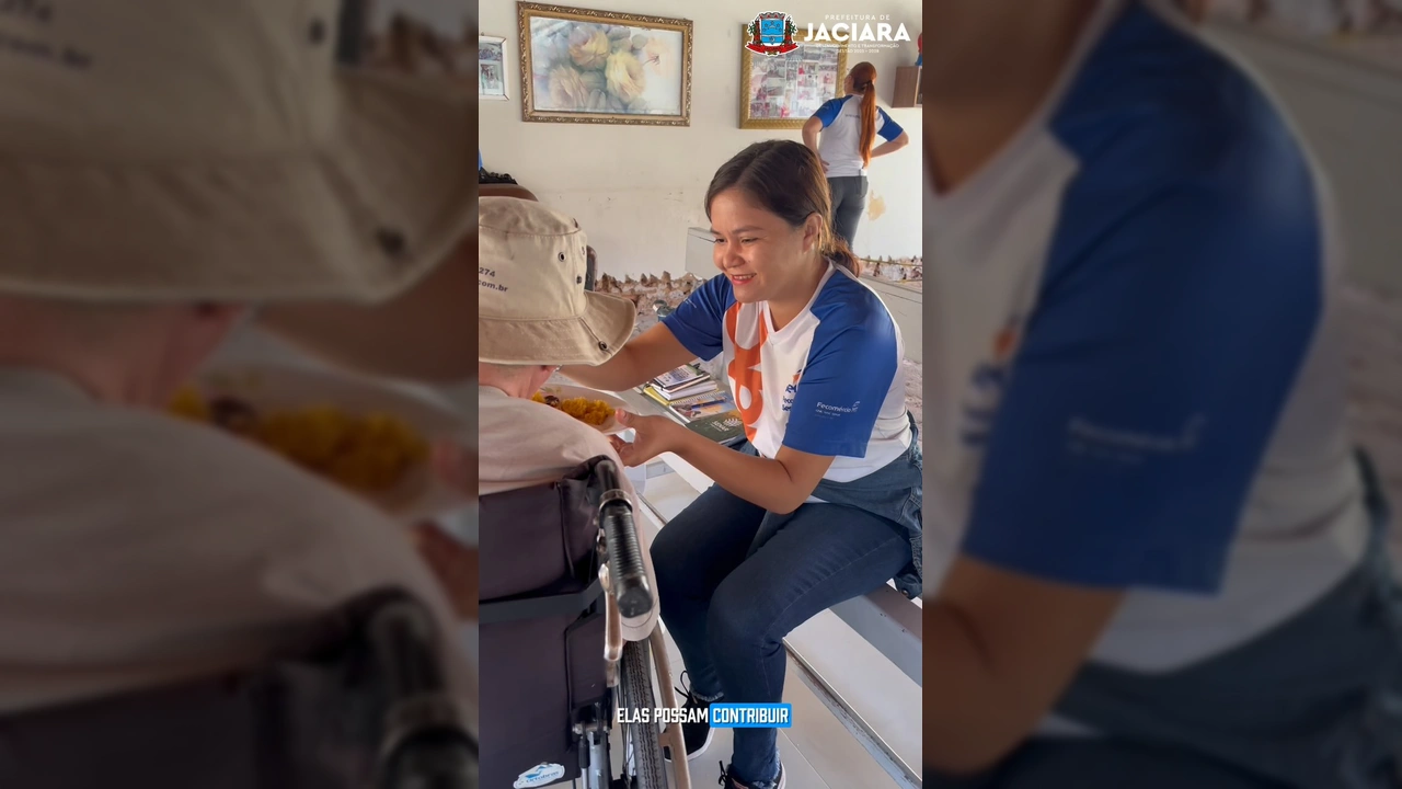 Alunas do curso de Cuidador de Idosos, em uniformes do Senac, interagem com idosos e professor em visita prática. Créditos: Prefeitura de Jaciara / Instagram.