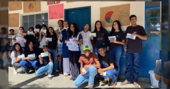 Grupo de alunos e profissionais de saúde sorrindo e segurando kits de higiene bucal na Escola Municipal Jair Aparecido dos Santos, Nova Lacerda / Instagram.