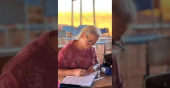 Foto de pessoas de diferentes idades aprendendo a ler e escrever em sala de aula e no campo, parte do programa de alfabetização em Jaciara, Mato Grosso. Créditos: Prefeitura de Jaciara / Instagram