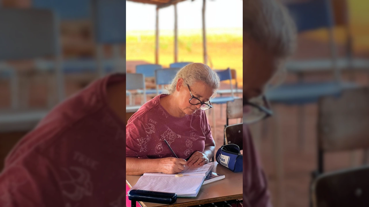 Foto de pessoas de diferentes idades aprendendo a ler e escrever em sala de aula e no campo, parte do programa de alfabetização em Jaciara, Mato Grosso. Créditos: Prefeitura de Jaciara / Instagram