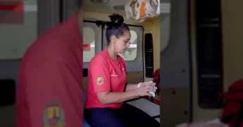 Ambulância branca da Secretaria de Saúde de Nova Olímpia pronta para atendimento. Créditos: saudenovaolimpia / Instagram