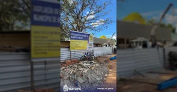 Imagem aérea da obra de ampliação do Paço Municipal de Matupá, com guindaste e estrutura metálica, mostrando o avanço do projeto. Créditos: Prefeitura Municipal de Matupá / Instagram.