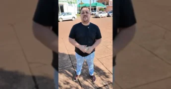 Homem falando sobre palestra de atendimento ao cliente em Tabaporã. Crédito: @prefeituradetabapora / Instagram.