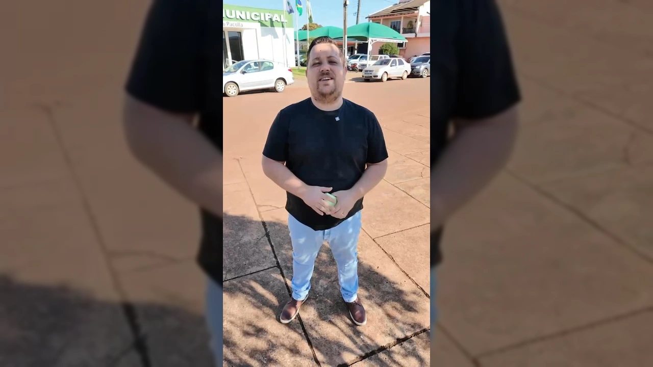 Homem falando sobre palestra de atendimento ao cliente em Tabaporã. Crédito: @prefeituradetabapora / Instagram.